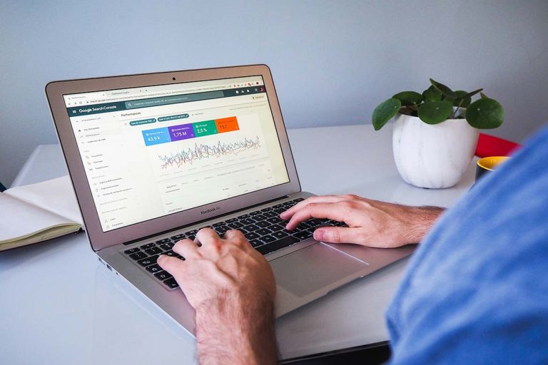 Revolusi Teknologi di Era Digital: Mengapa Website Profesional Adalah Senjata Rahasia Bisnis